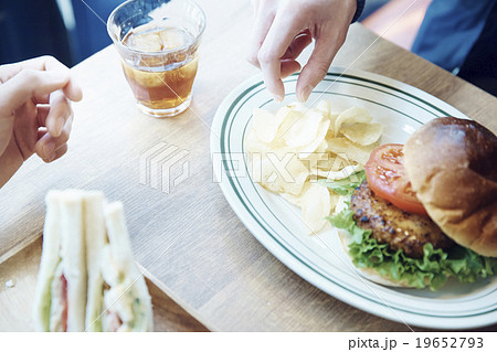 カフェでランチする男性 カフェでランチする男性 19652793
