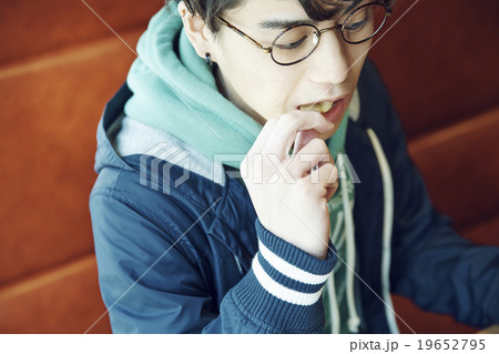 カフェでランチする男性 19652795