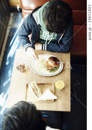 カフェでランチする男性 19652802