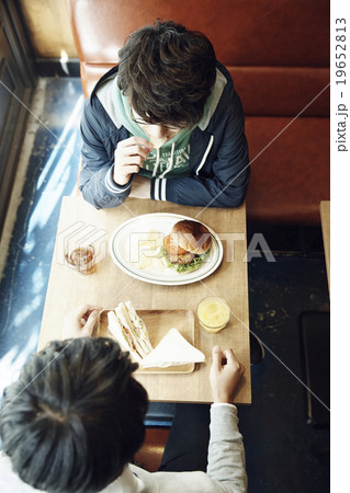カフェでランチする男性 19652813