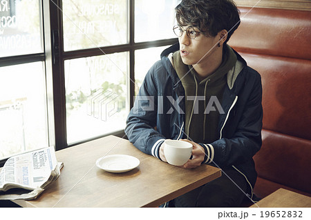 カフェでランチする男性 カフェでランチする男性 19652832