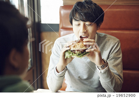 カフェでランチする男性 19652900