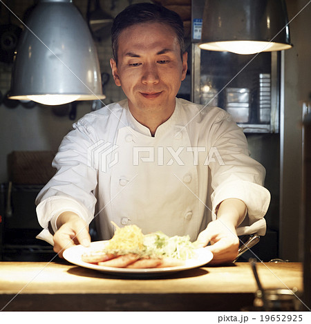 料理を出すシェフの写真素材 料理を出すシェフの写真素材