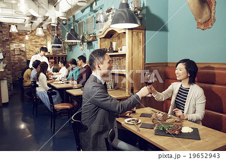 オシャレなレストランでディナー 19652943