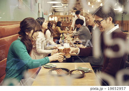 オシャレなレストランでのディナー オシャレなレストランでのディナー 19652957