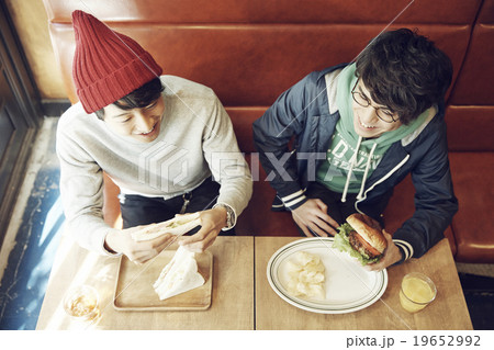 カフェで友人とランチする男性 カフェで友人とランチする男性 19652992