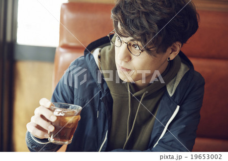 カフェでランチする男性 カフェでランチする男性 19653002