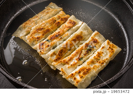 鉄鍋餃子　 Iron pan pot sticker Chinese food 19653472