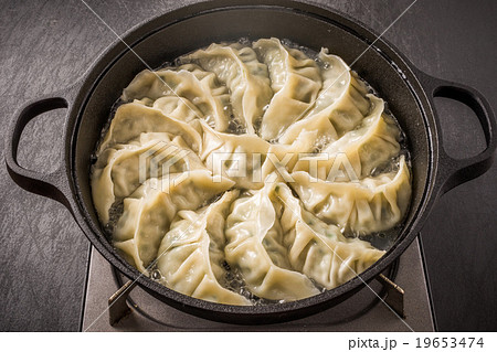 鉄鍋餃子　 Iron pan pot sticker Chinese food 19653474