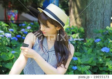 日焼け止めクリームを塗る綺麗な女性 19655173