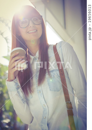 SMiling woman holding a cup of coffee 19656013