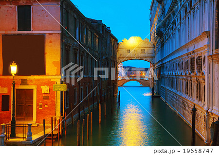 Bridge of sig0hs in Venice, Italy 19658747