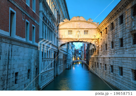 Bridge of sighs in Venice, Italy Bridge of sighs in Venice, Italy 19658751