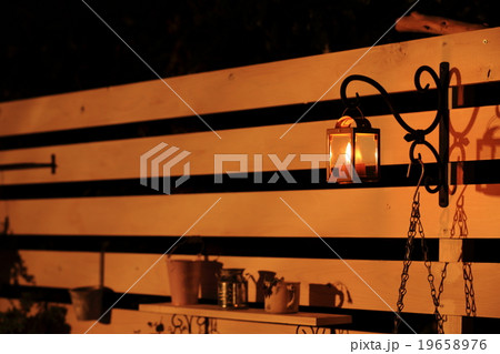 ろうそくのあかりに包まれた庭 19658976