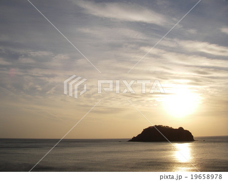 西伊豆の宇留井島と夕日 西伊豆の宇留井島と夕日 19658978