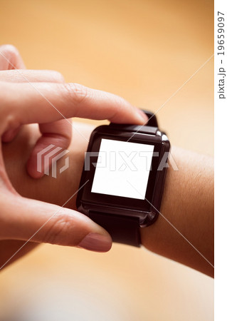 Asian woman using smart watch with copy space 19659097
