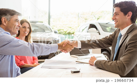 Smiling couple buying a new car 19660734
