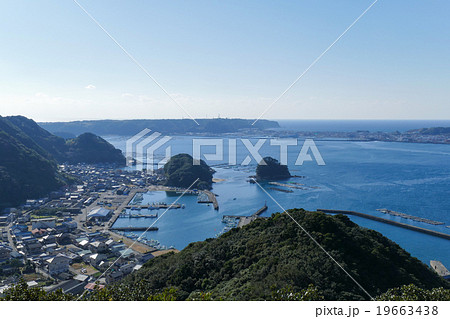 大島漁港と串本町市街地と太平洋 19663438