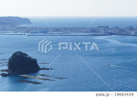太平洋に挟まれた串本町市街地 19663439
