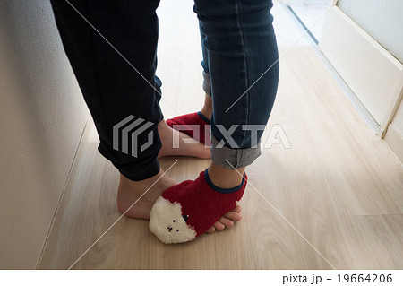 足を踏むカップルの写真素材