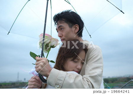 花束を渡すカップル 花束を渡すカップル 19664241