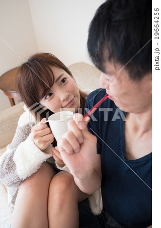 同棲生活をおくるカップル 同棲生活をおくるカップル 19664256