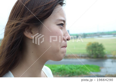 泣き叫ぶ女性 19664290
