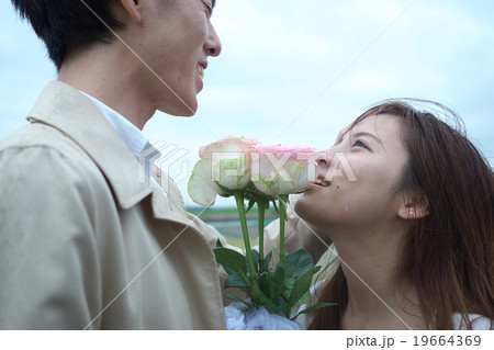 花束を渡すカップル 花束を渡すカップル 19664369