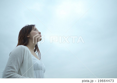 花びらを撒く女性 19664473