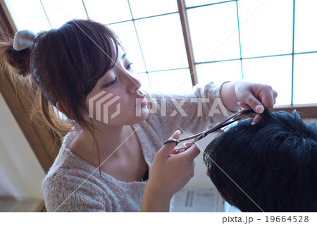 同棲生活をおくるカップル 同棲生活をおくるカップル 19664528