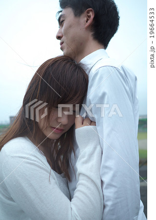 花束を渡すカップル 19664533