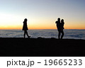 雲海に沈んだ夕日を眺める親子 19665233
