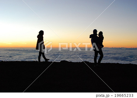 雲海に沈んだ夕日を眺める親子 雲海に沈んだ夕日を眺める親子 19665233