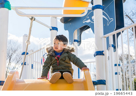 冬の公園で遊ぶ男の子 19665443