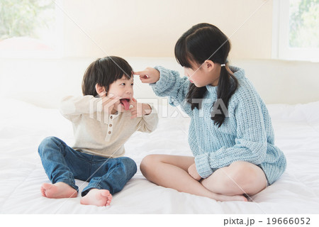 sister and brother quarreling 19666052