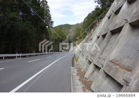 崖沿いの峠道 崖沿いの峠道 19666884