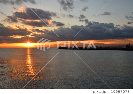 キラキラと輝く江ノ島の夕日 19667073