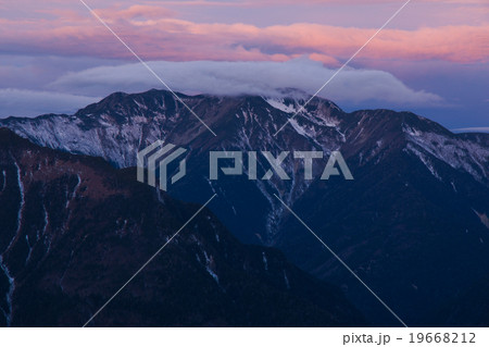 南アルプス・薬師岳より、朝の仙丈ヶ岳。11月下旬。 19668212