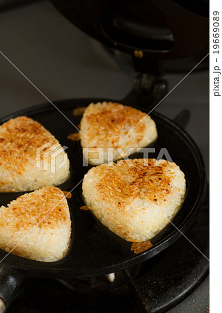 おうちで焼きおにぎり 南部鉄器の焼きおにぎり器を使いキッチンの