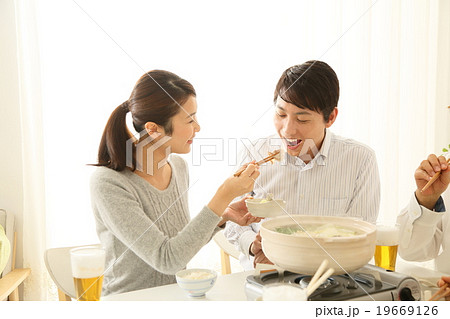 家族　鍋　イメージ　暖色 19669126