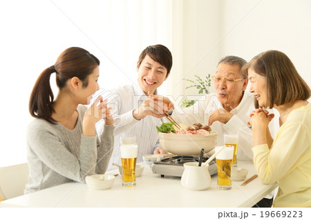 家族　鍋　イメージ　暖色 19669223