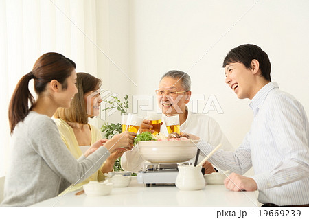 家族　鍋　イメージ　暖色 19669239