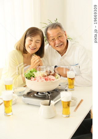 家族　鍋　イメージ　暖色 19669309