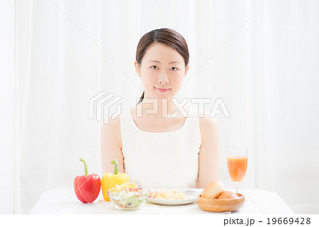 朝食イメージ　女性 19669428