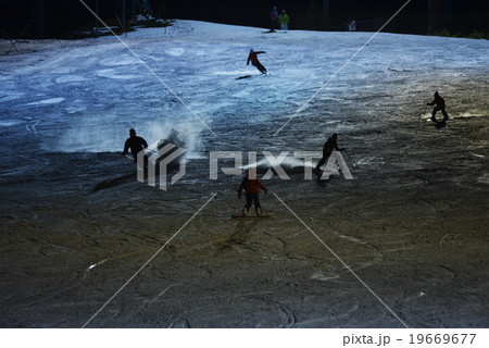 スキー　ナイター　夜 19669677