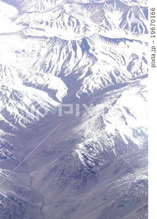 南米チリ、アンデス山脈の険しい山並みと深く入り組んだ渓谷を上空から望む 19670366