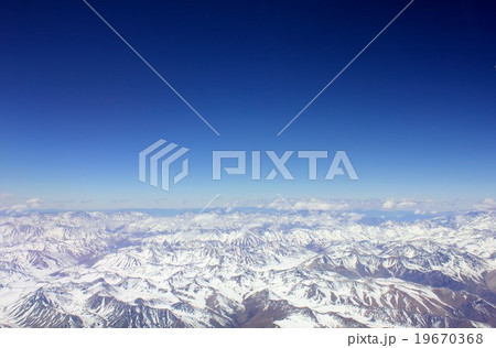 南米チリ、アンデス山脈の険しい山並みを上空から望む 南米チリ、アンデス山脈の険しい山並みを上空から望む 19670368