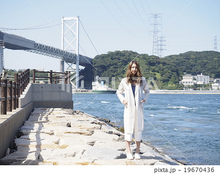 海辺に立つ女性 海辺に立つ女性 19670436