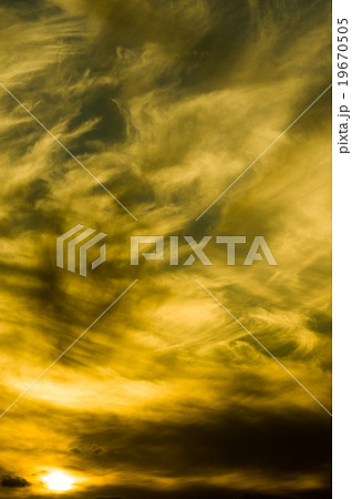 猛々しい雲の夕暮れ 縦構図 猛々しい雲の夕暮れ 縦構図 19670505