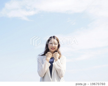 ガッツポーズをする女性 19670760